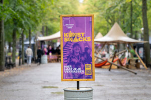 reclamebord van kunstsnacks