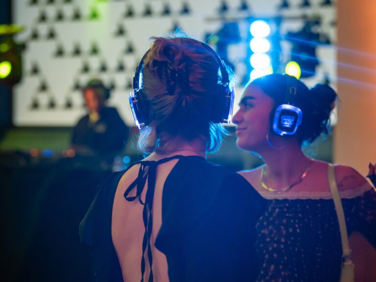 foto van meisjes op een silent disco in het kunstmuseum in den haag