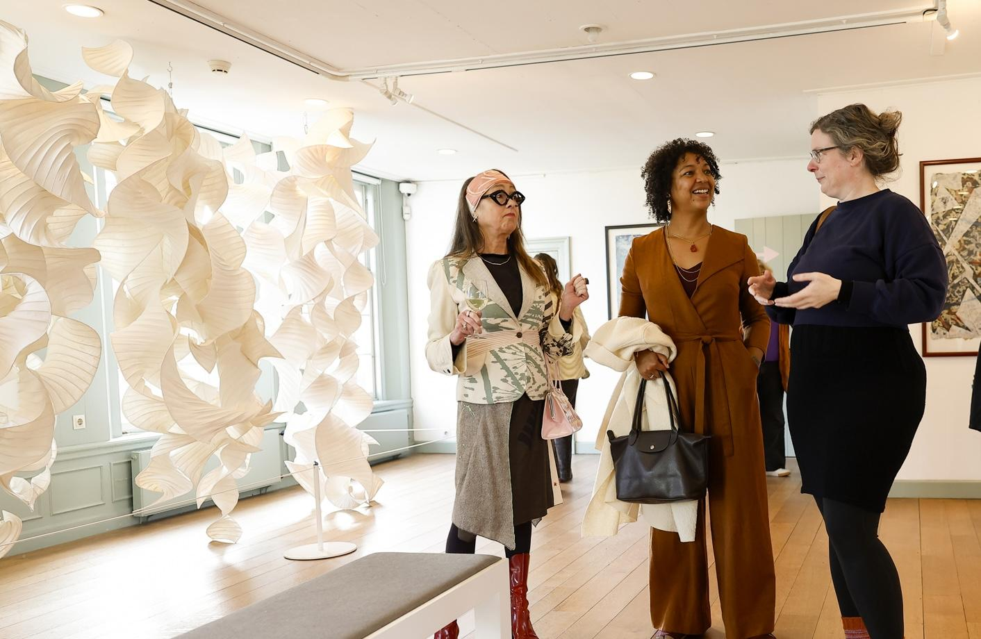 mensen praten op de tentoonstelling van Gentenaar in Museum Rijswijk