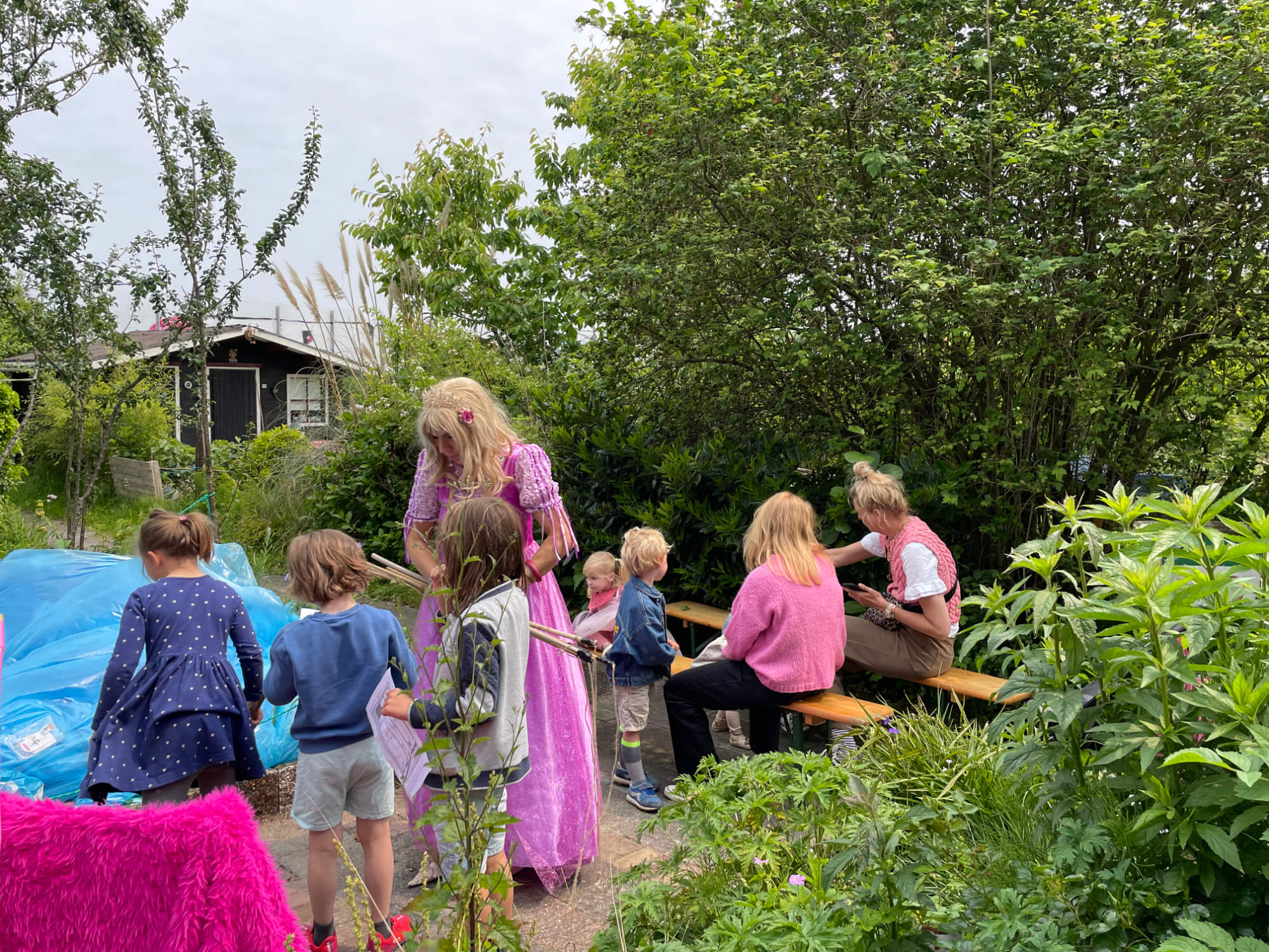 foto van kinderen en een sprookjesprinses