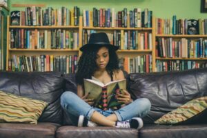 foto van vrouw die bijzonder boek leest