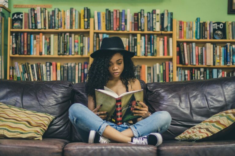foto van vrouw die bijzonder boek leest